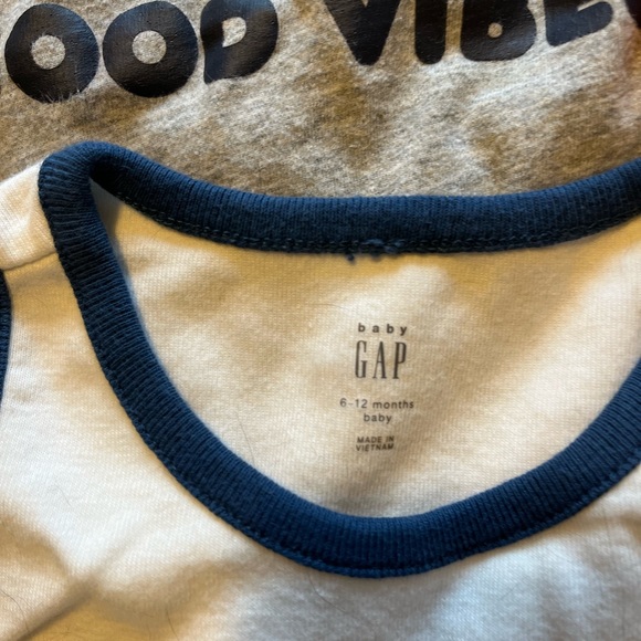 GAP bundle 6-12 month body suits - Picture 6 of 6
